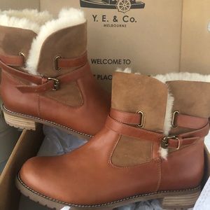 Y.E. & Co, perfect condition stylish winter boots! Leather, lined (footbed too!)